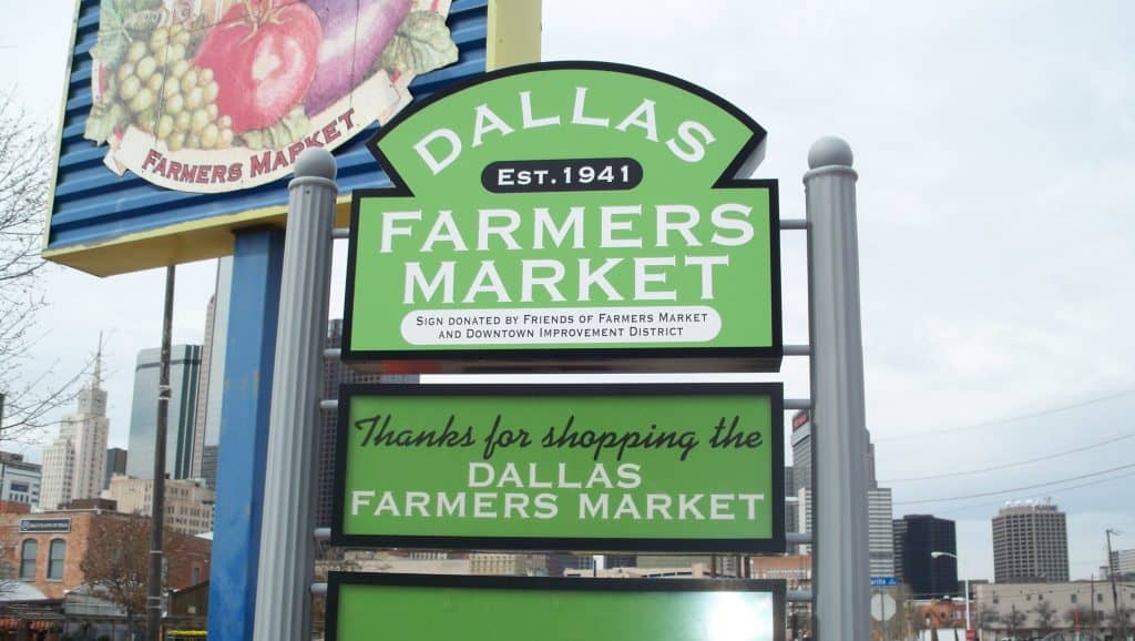 A green sign for the Dallas Farmer's Market