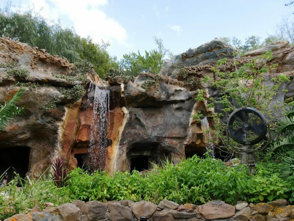 Cave walkway in Rise of the Resistance line queue