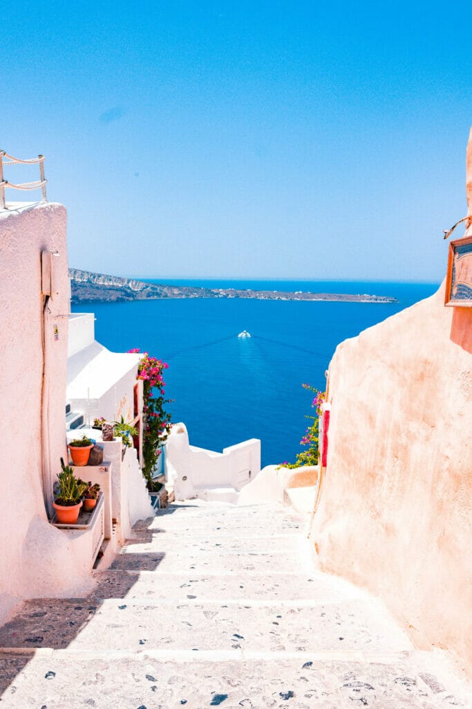 alleyway and ocean in italy