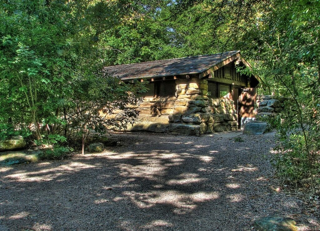 log cabin at chickasaw national recreation trail