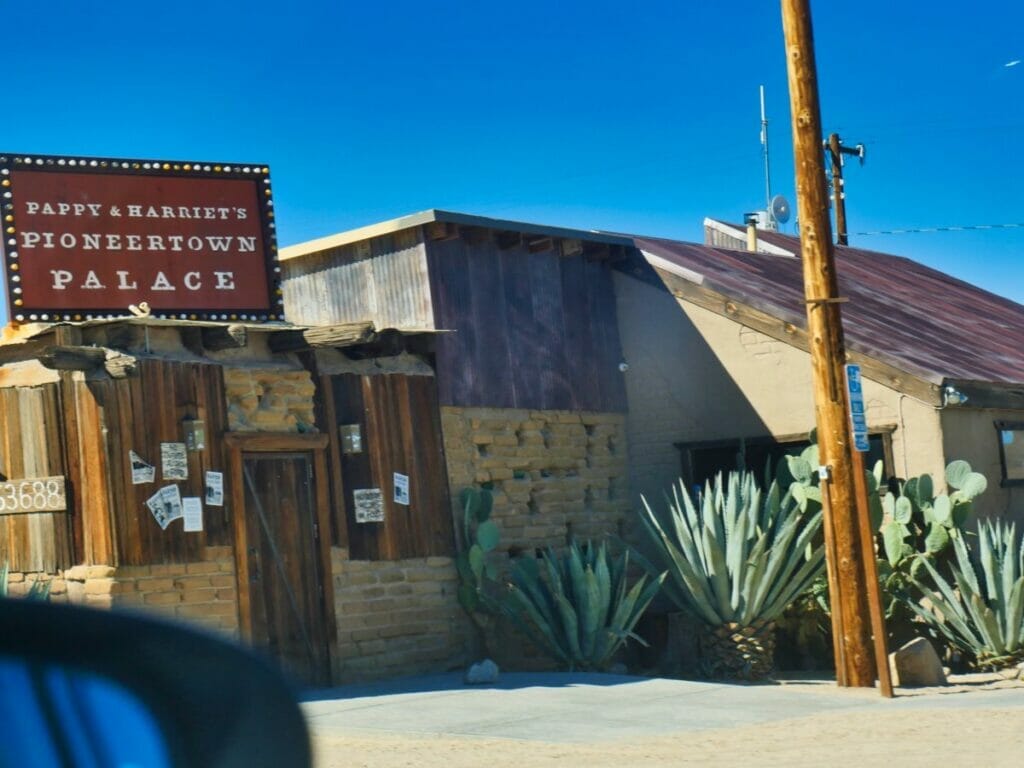 Pioneertown, la ville Western de Californie - Saloon et cowboy