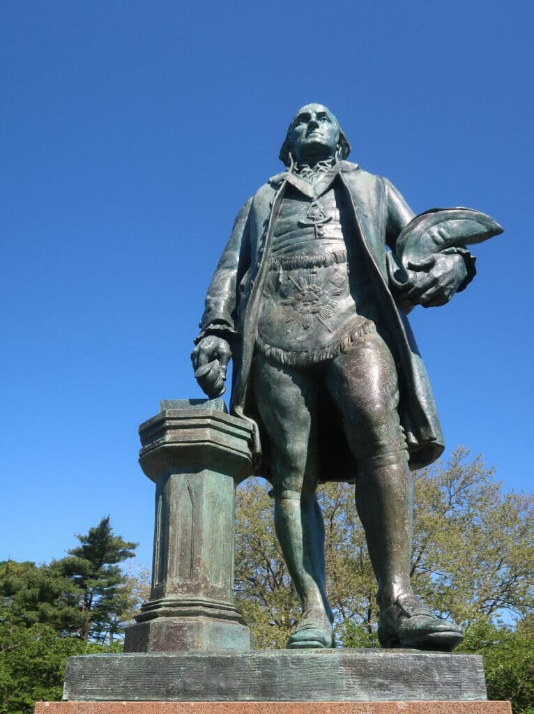 George Washington statue in New York