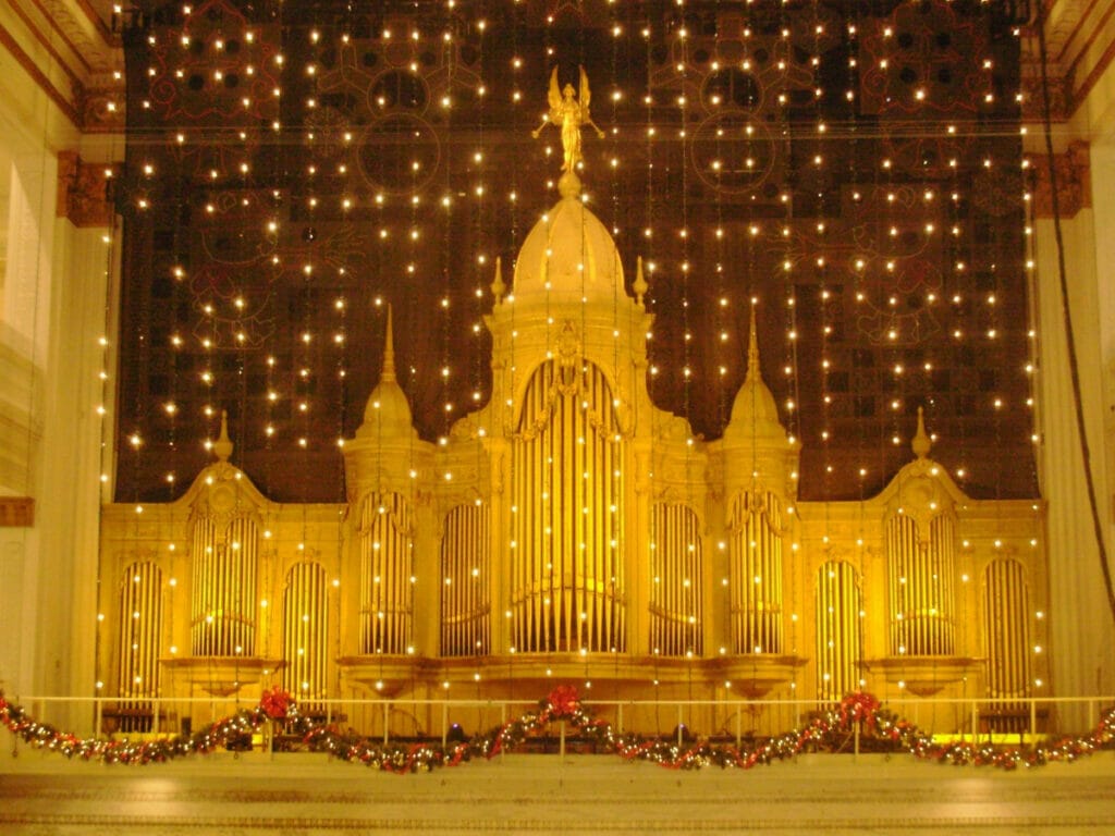 Wanamaker organ during Christmas time