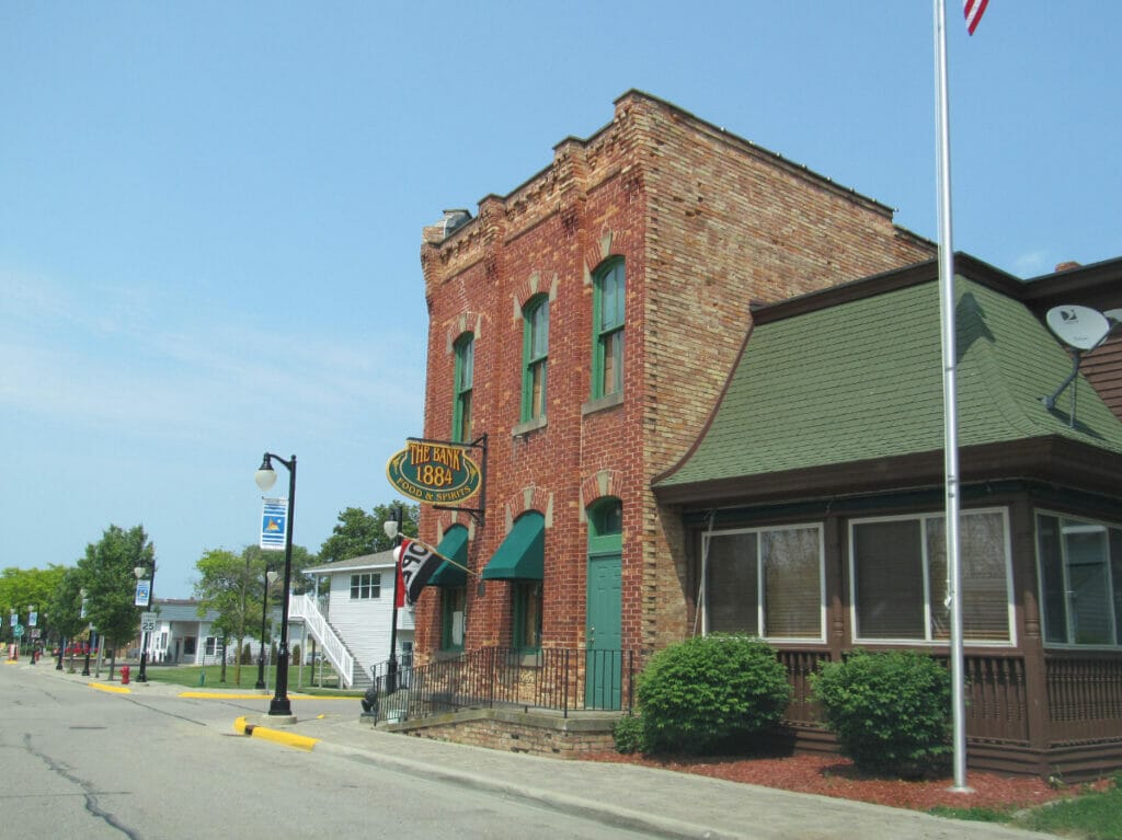 tourist towns in michigan