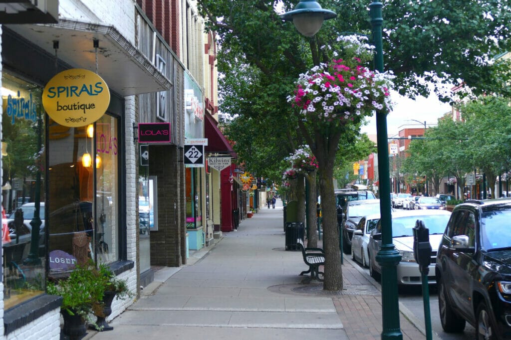 tourist towns in michigan