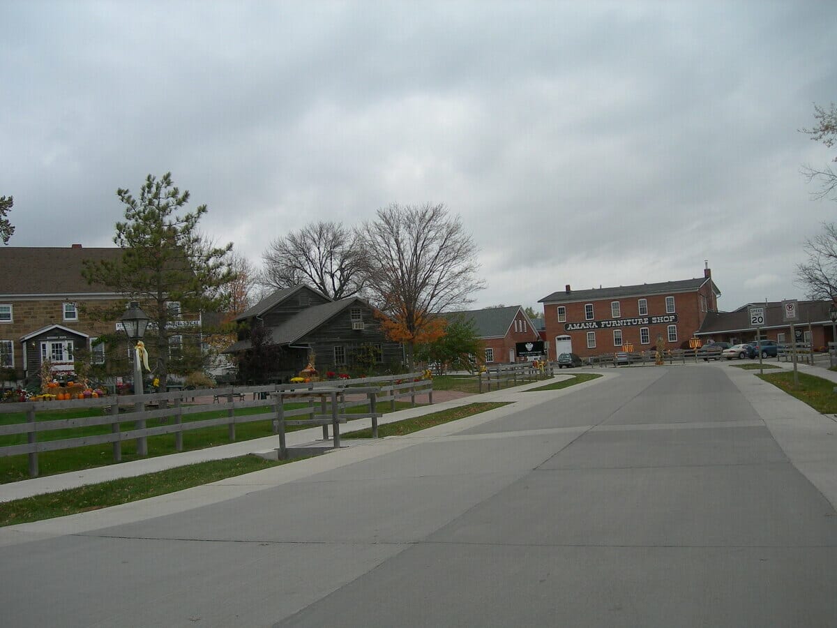 17 Charming Small Towns in Iowa that You Need to Visit (2024)