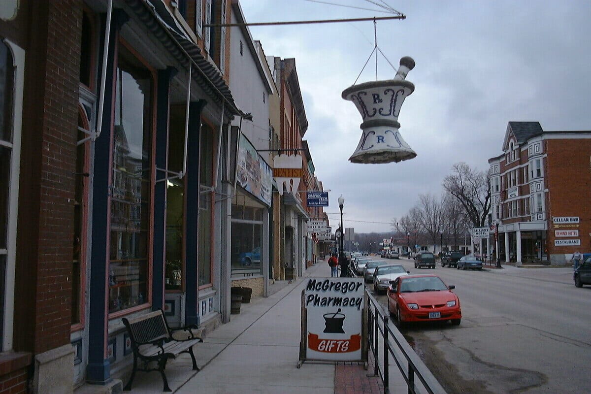17 Charming Small Towns in Iowa that You Need to Visit (2024)