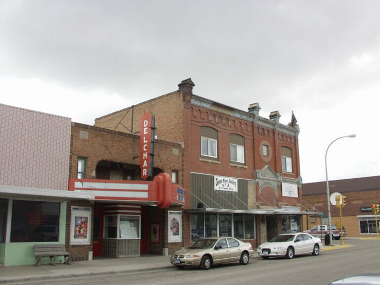 21 Charming Small Towns in North Dakota (2023)