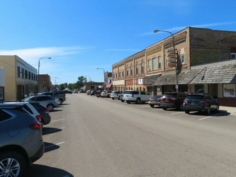 21 Charming Small Towns in North Dakota (2024)