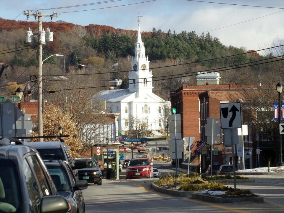 17 Charming Small Towns in Vermont (2023)
