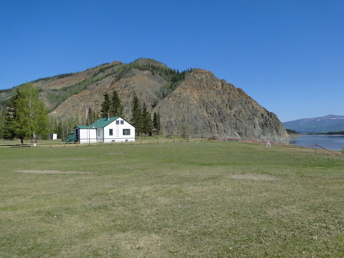 17 Charming Small Towns in Alaska (2023)