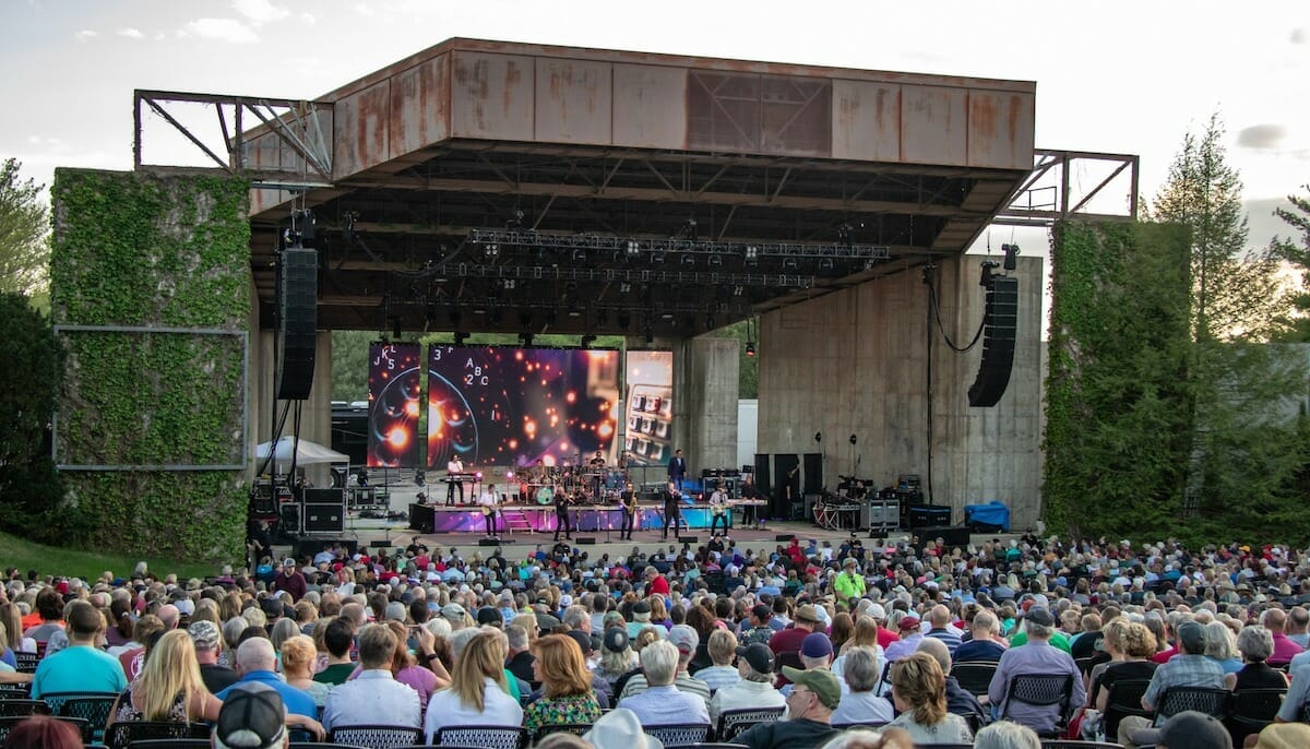 A fully packed concert at Pinewood Bowl Theater in Lincoln NE