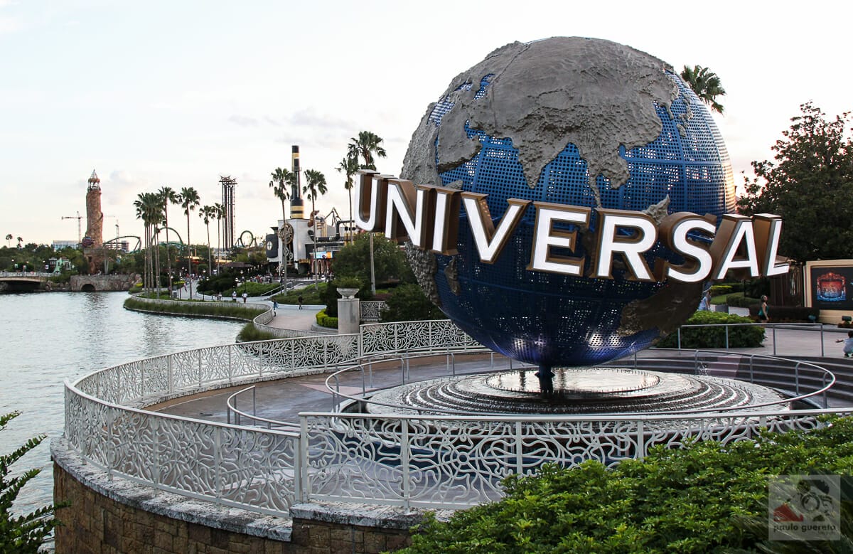 The Universal sign at Universal CityWalk Orlando